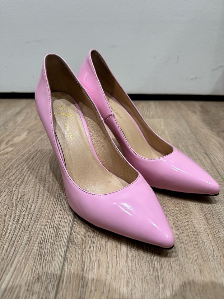 Розовые лакированные туфли