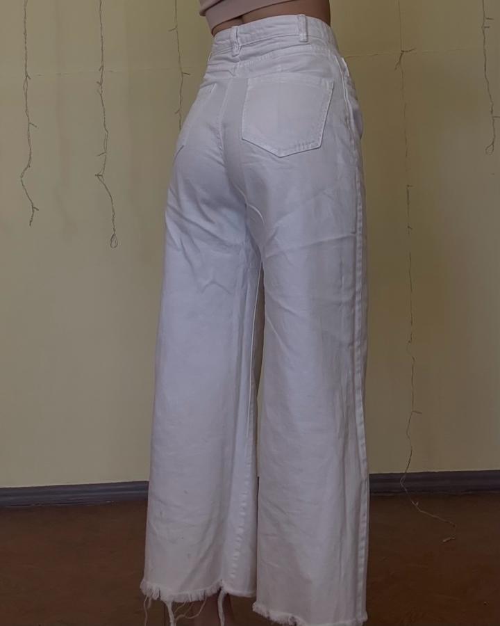 Белые джинсы на высокой посадке Bershka