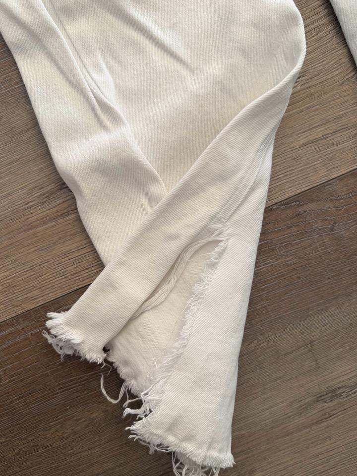 Белые джинсы с необработанным краем