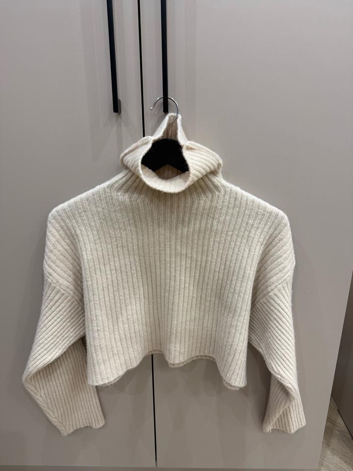 Укороченный свитер