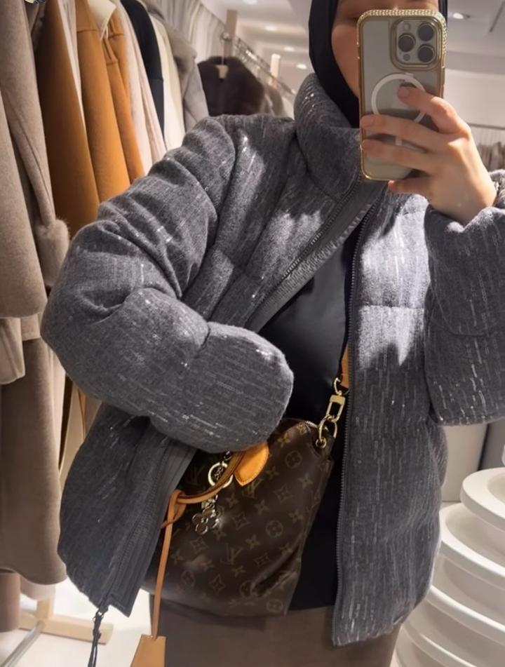 Короткий пуховик в тёмно-сером оттенке