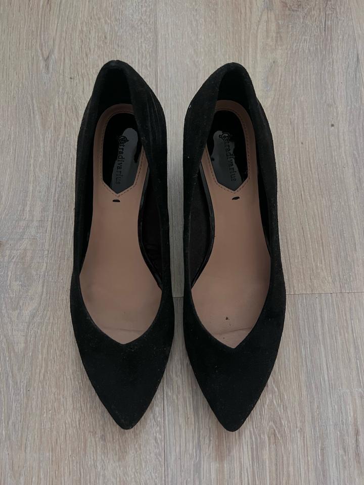 Черные туфли на устойчивом каблуке