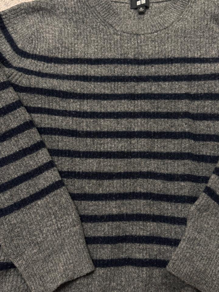Свитер серый UNIQLO