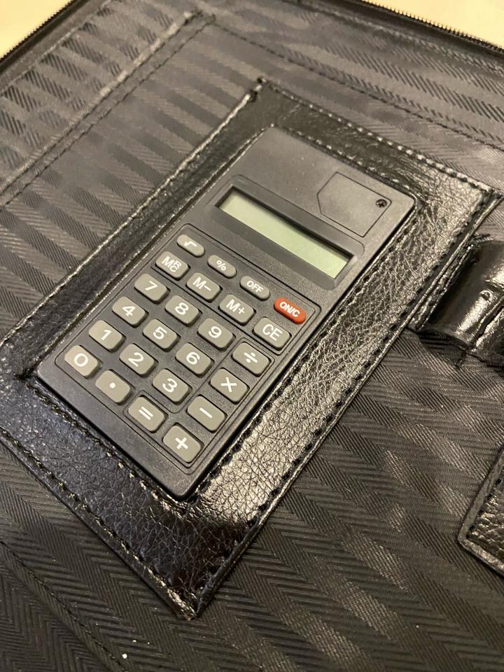 Папка для документов с двумя основными отделениями.