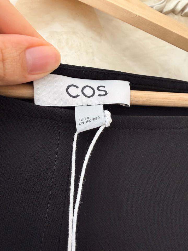 Черное платье Cos