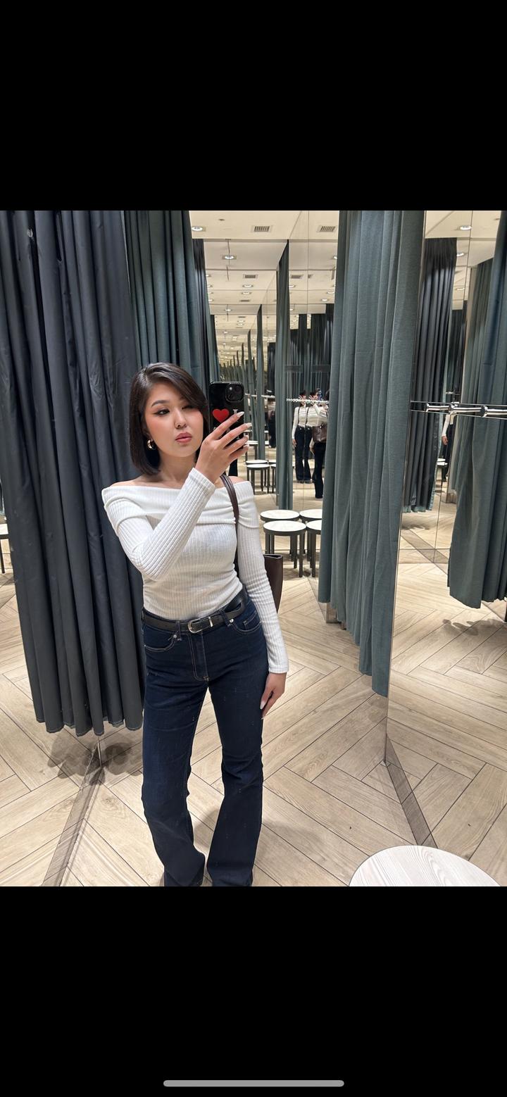 белая кофта с открытыми плечамм