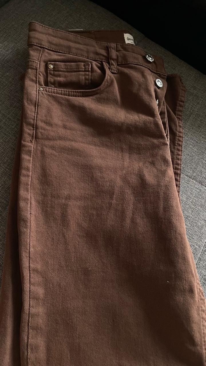 Коричневые джинсы от Stradivarius