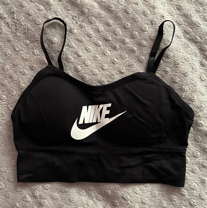 Спортивный топ Nike