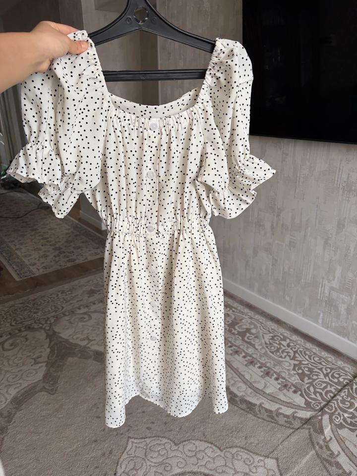 Белое летнее платье в горошек S-M