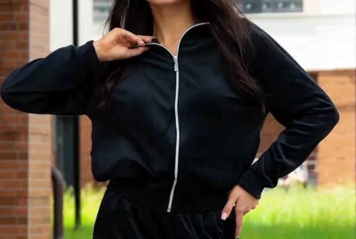 Черная велюровая кофта на молнии укороченный