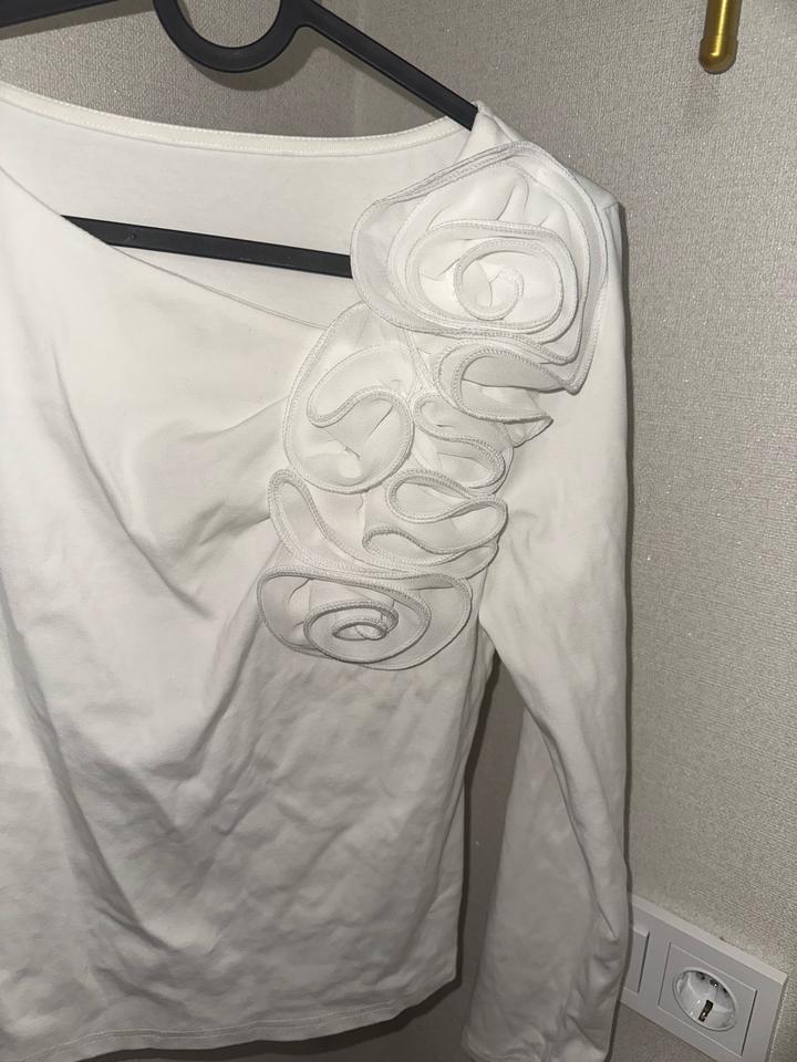 Белая кофта с акцентными цветами