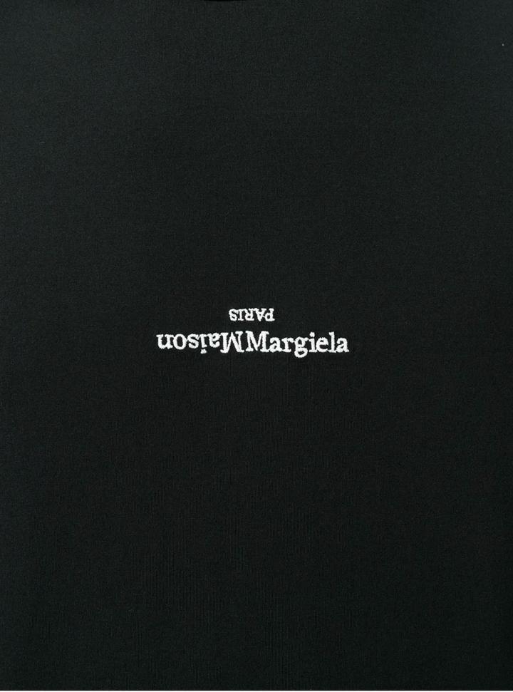 Футболка с вышитым логотипом от бренда Maison Margiela