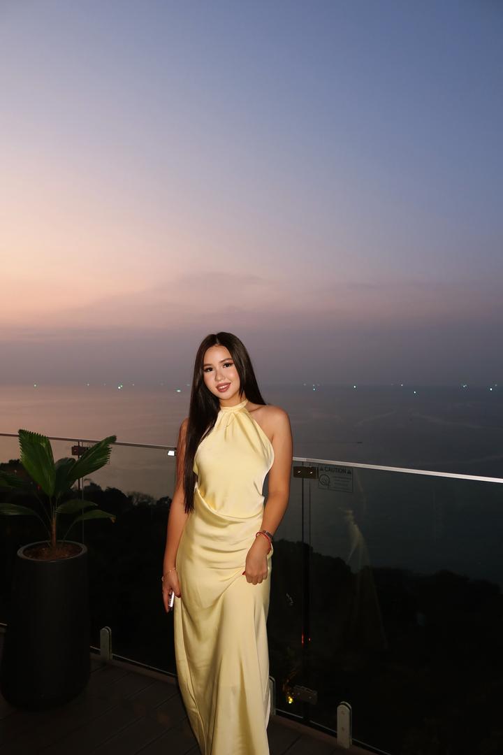 Желтое платье с открытой спинкой. Очень женственное платье