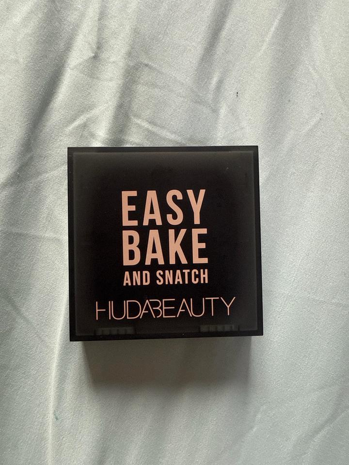 пудра от hudabeauty
