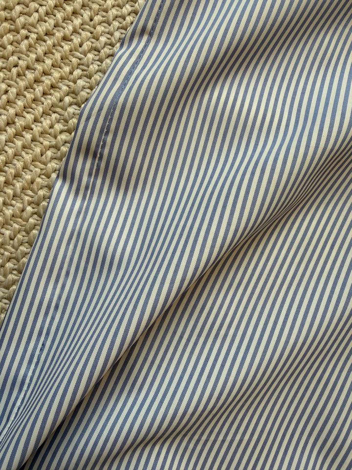 Рубашка в голубую полоску