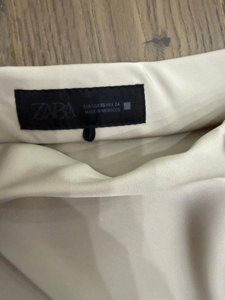 Юбка цвета Шампань, французская длина. Под шелк, от zara