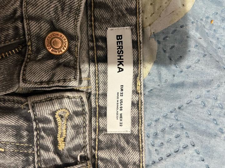 Серые джинсы Bershka