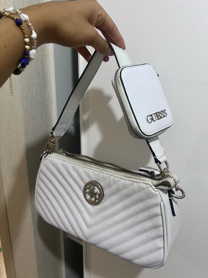 Белая сумка багет Guess