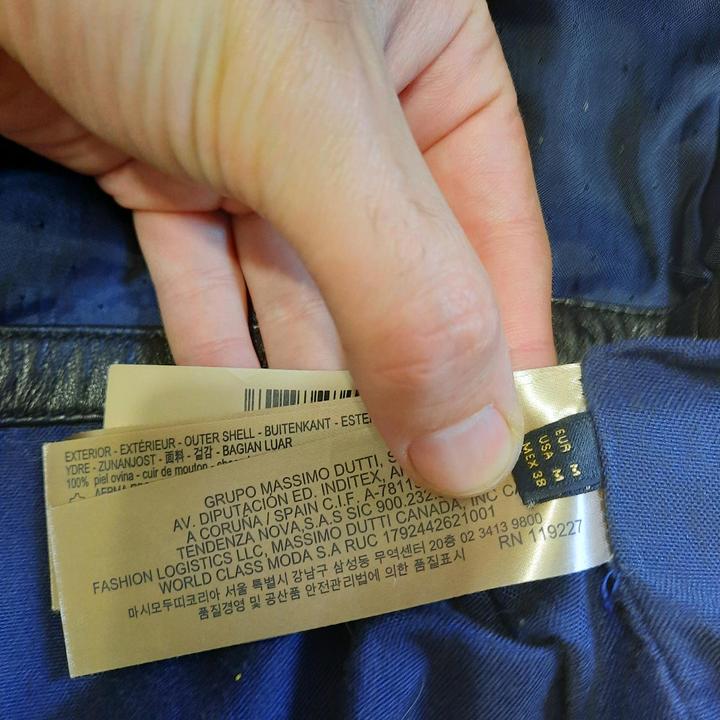 Кожаная куртка Massimo Dutti.