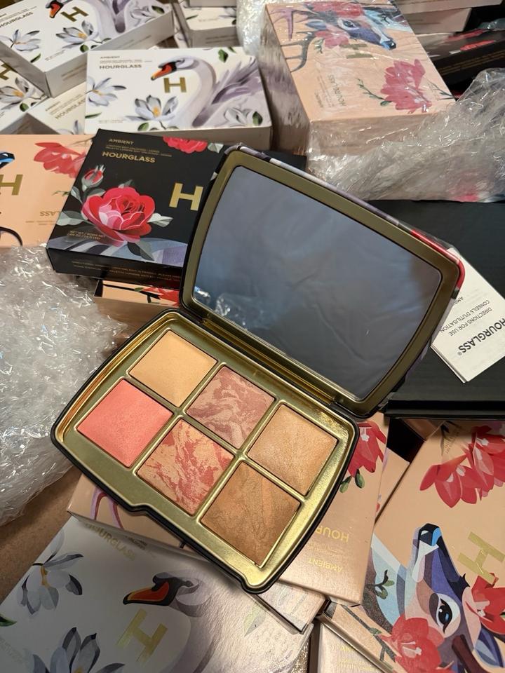 Палетки Hourglass