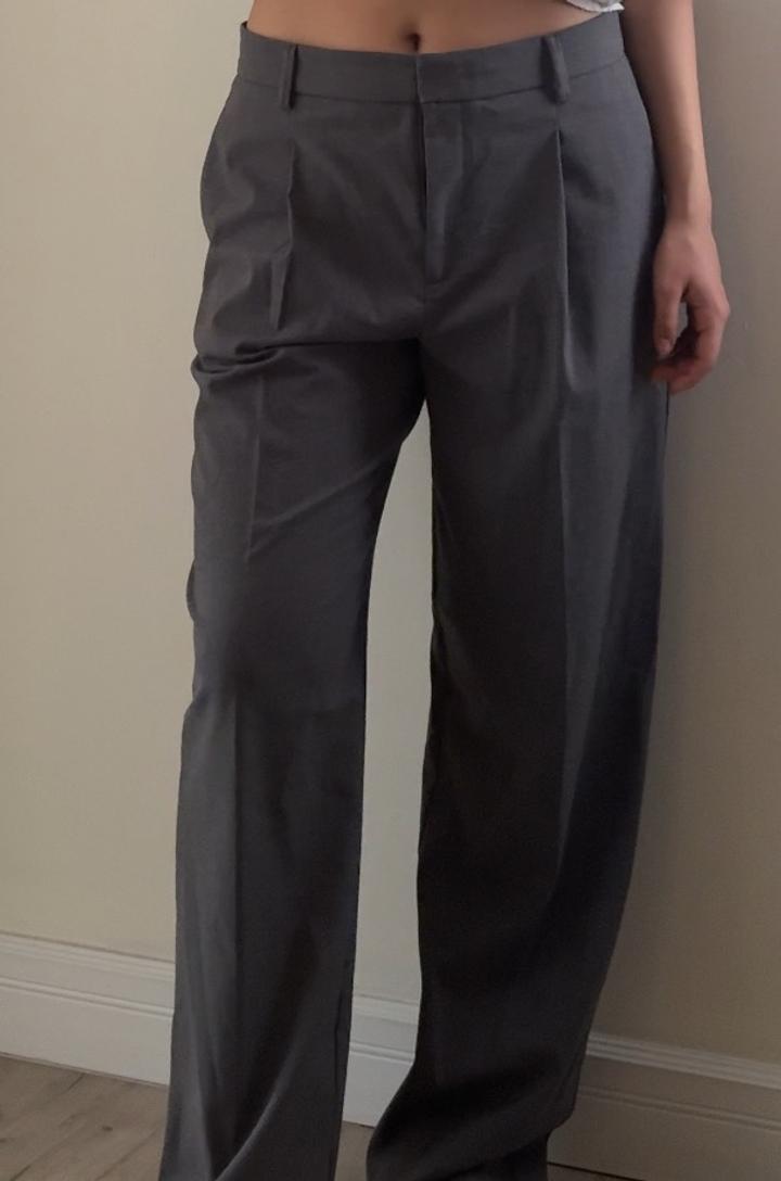 Брюки серые Mango