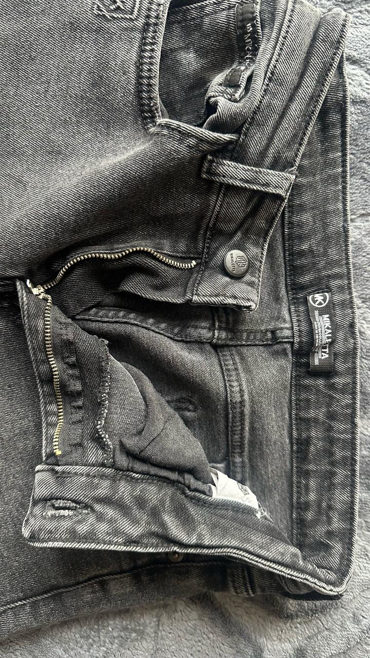 Черные джинсы