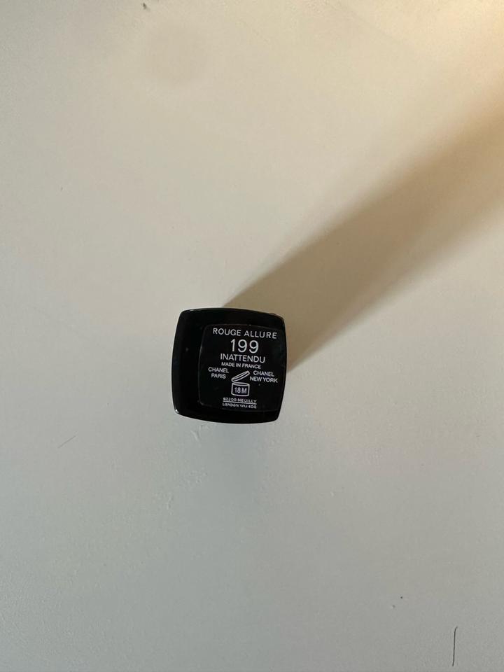 Помада Chanel rouge allure в оттенке Inattendy