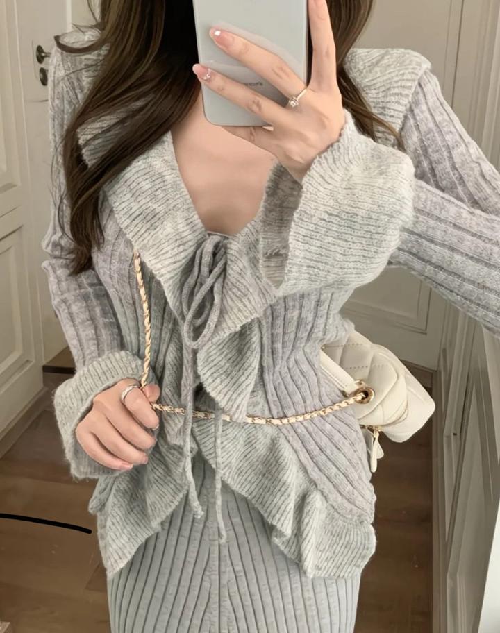 Серая кофта на завязках.