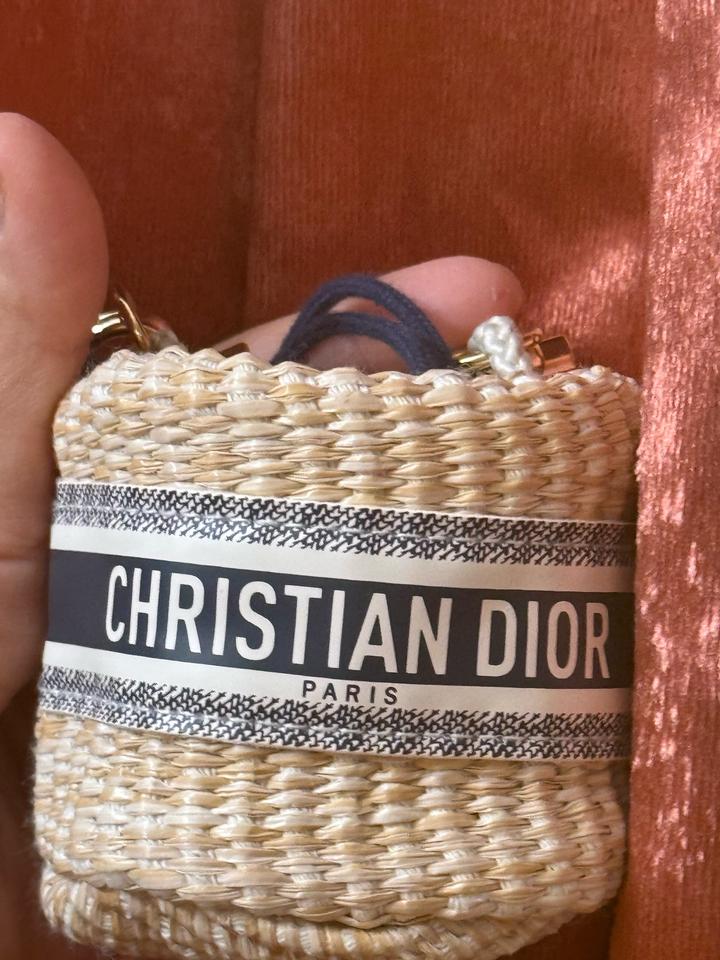 мини-сумка Christian Dior Straw Pouch, также известная как косметичка-мешок (bea