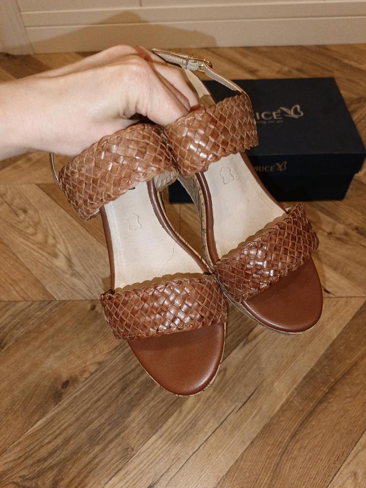 Босоножки кожаные на танкетке Caprice