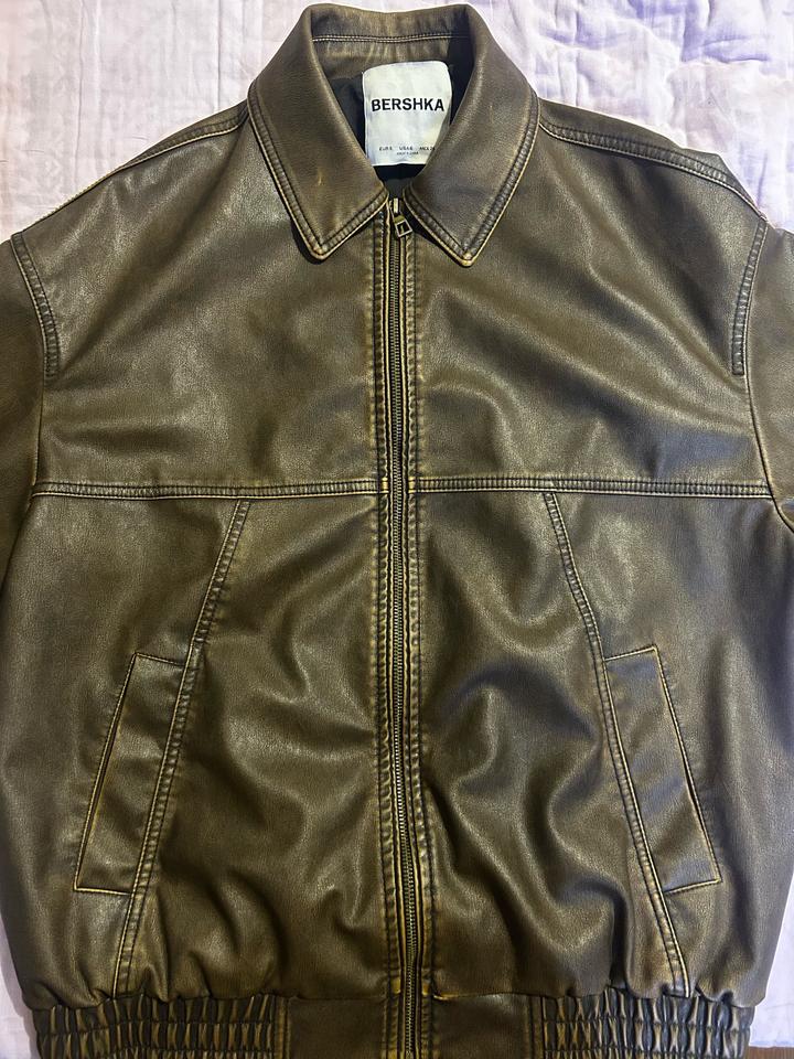 Коричневая кожанка Bershka