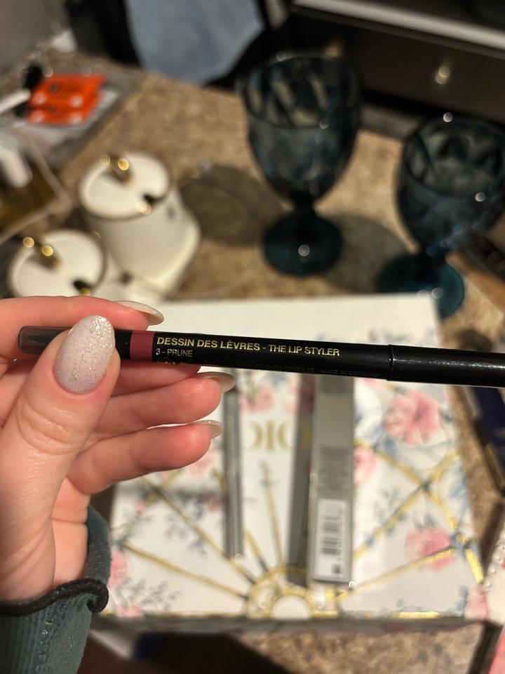 Помада для губ сияющая и увлажняющая