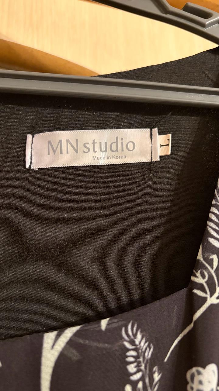 Черное платье с узорами - MN Studio