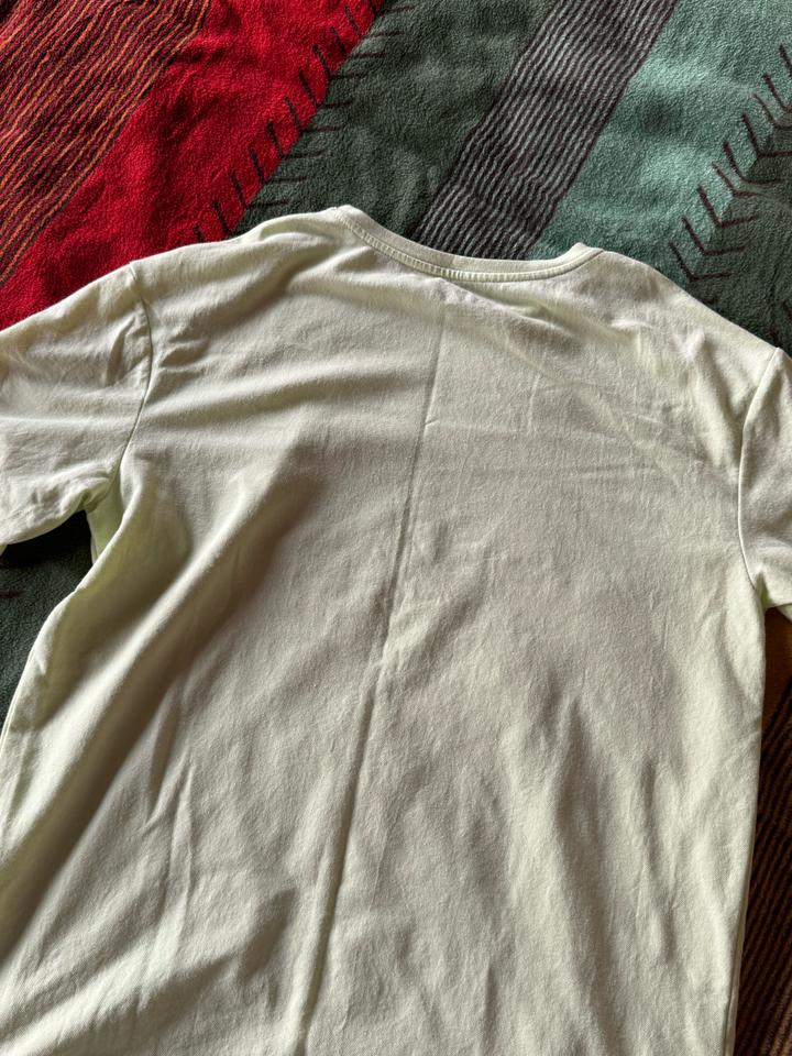 Футболка в неоновом цвете