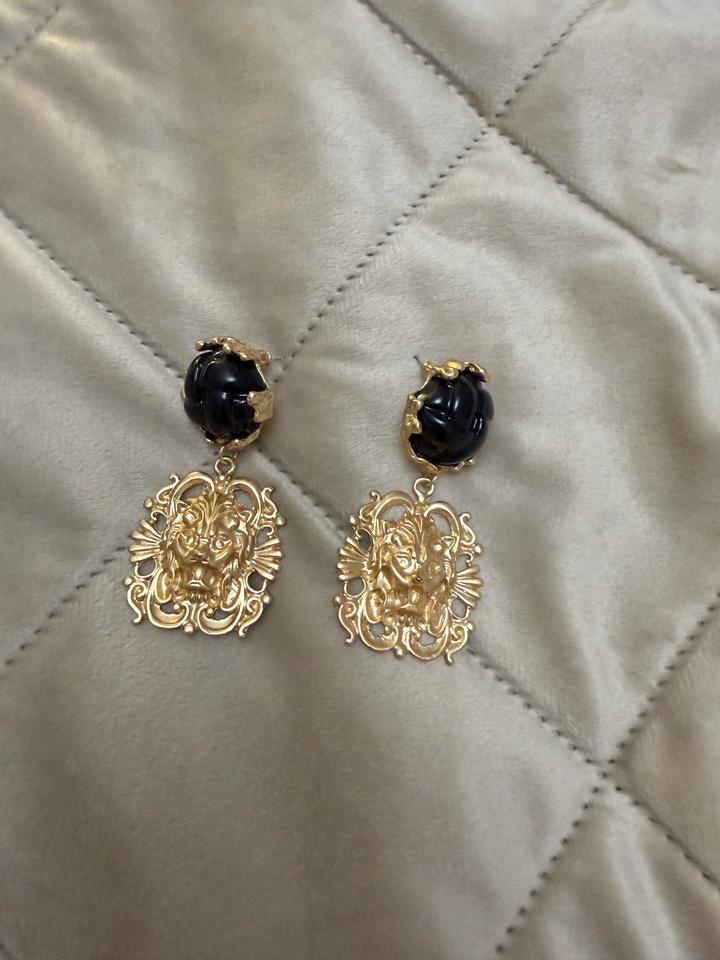 Серьги в эстетике Dolce & Gabbana