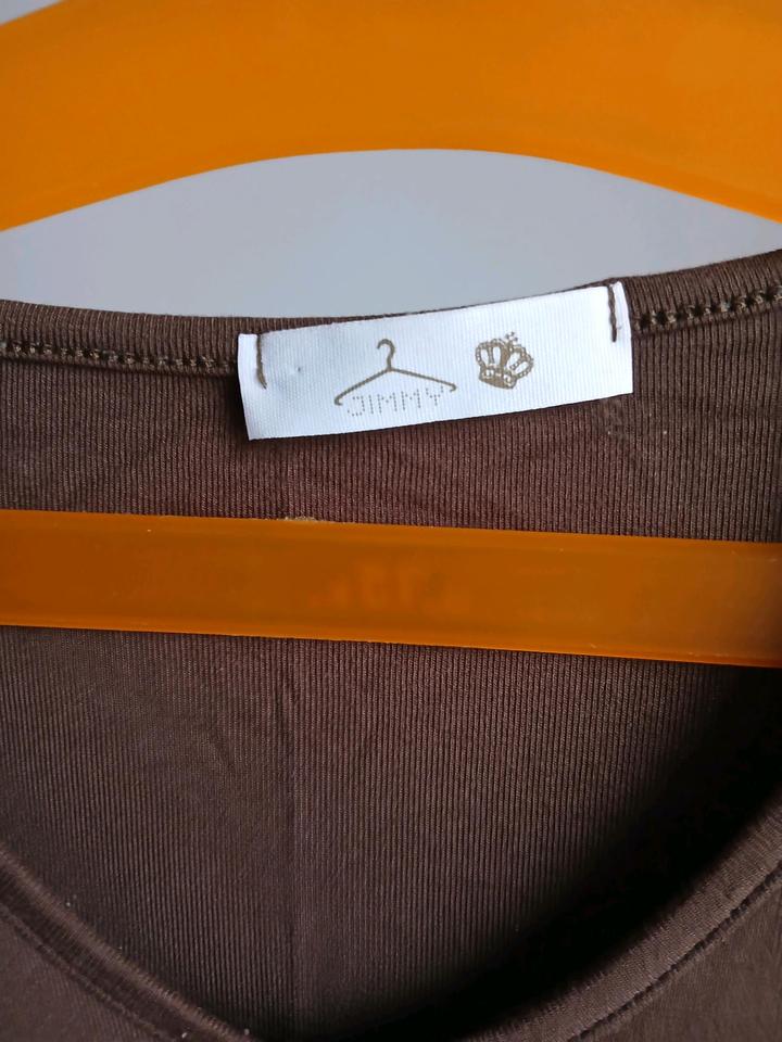 Коричневая футболка