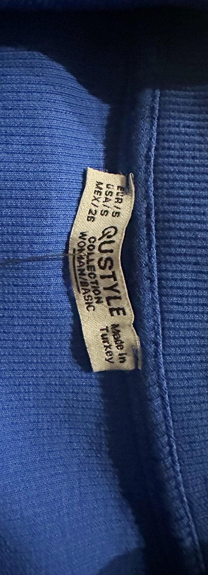 Синяя трикотажная укороченная кофта-поло с длинным рукавом и V-образным вырезом