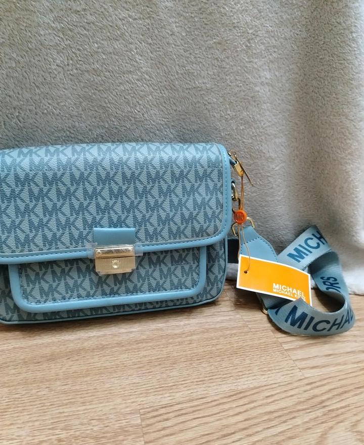 Голубая сумка Michael Kors