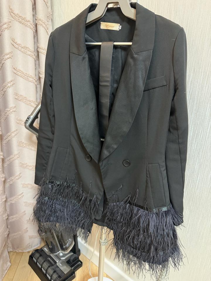Пиджак с перьями