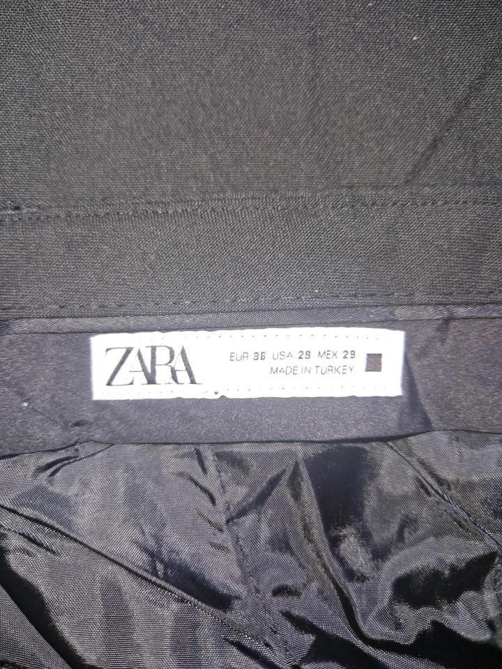 Черные брюки от Zara