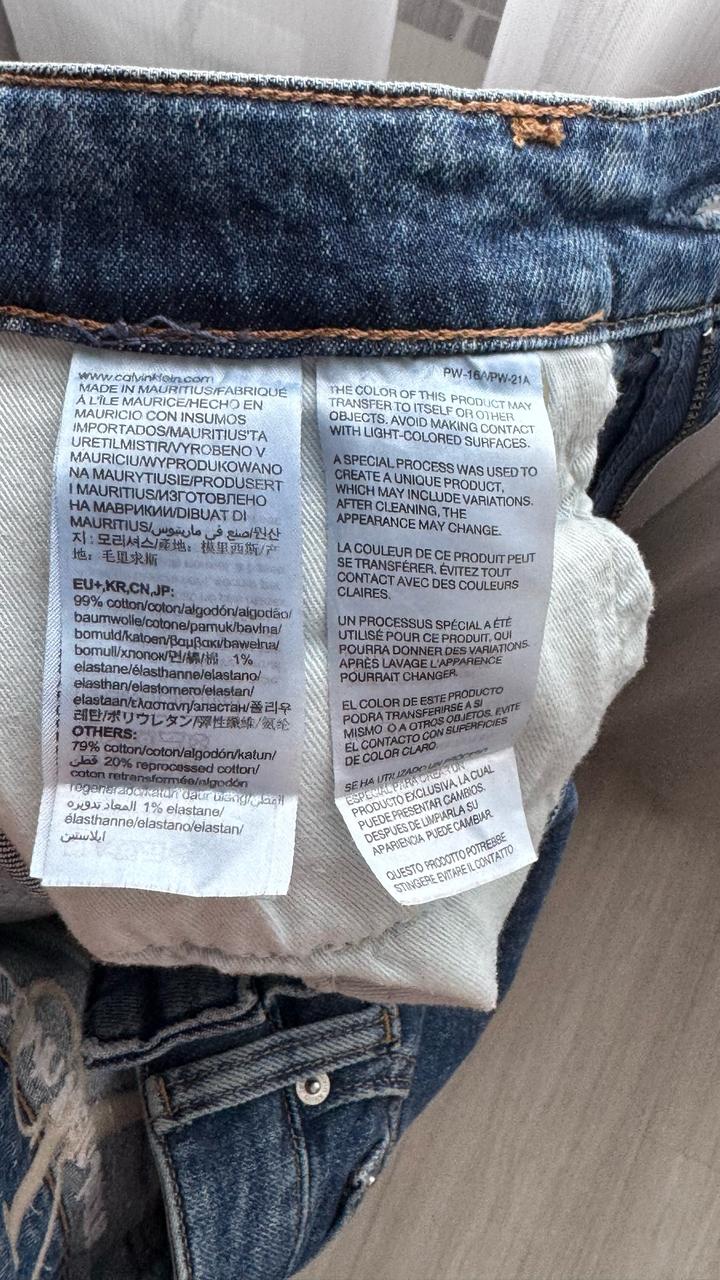 синие джинсы Кельвин Кляйн