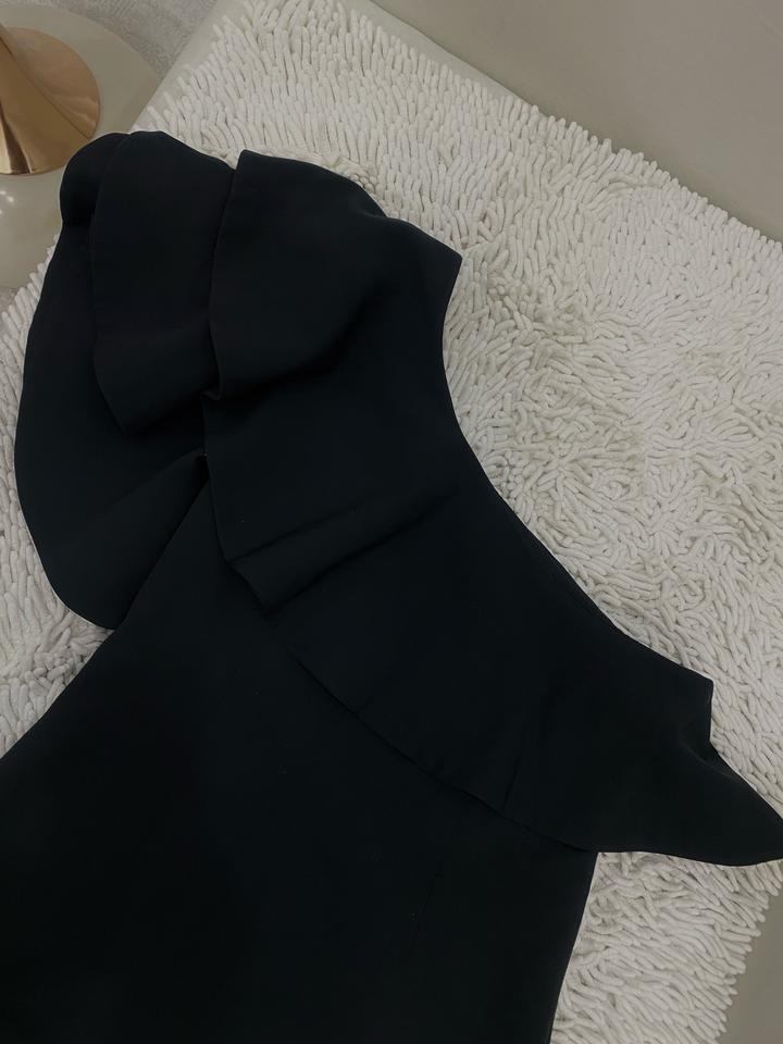 Платье на одно плечо-волан