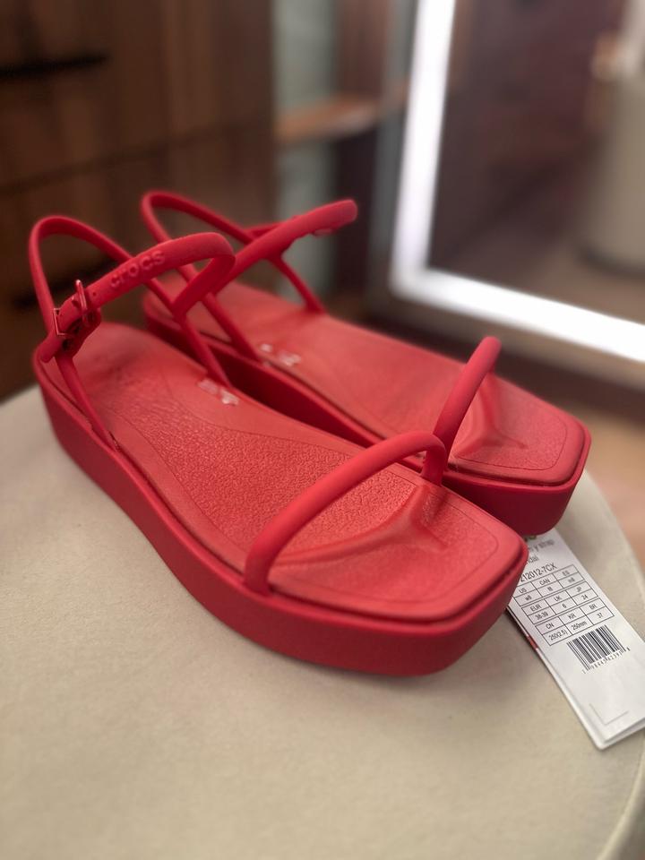 Красные босоножки Crocs