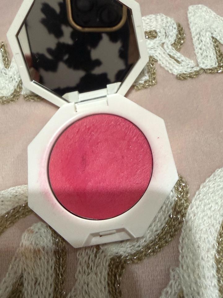 Fenty Beauty Cheeks Out Freestyle Cream Blush в оттенке «Crush on Cupid» (04)
