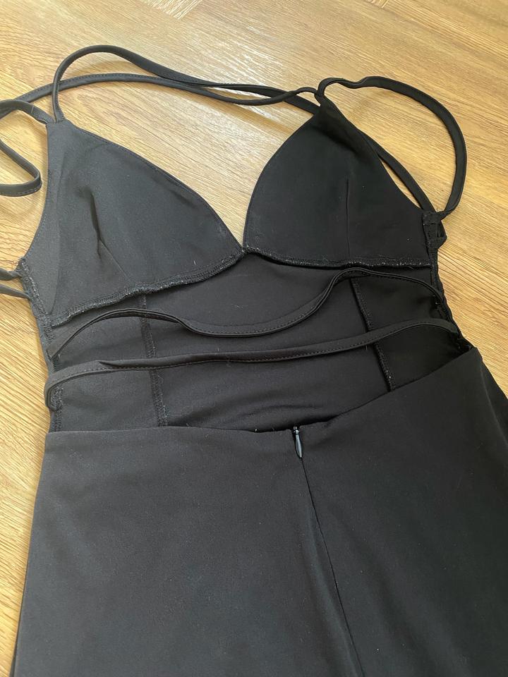 Черное мини платье с открытой спиной