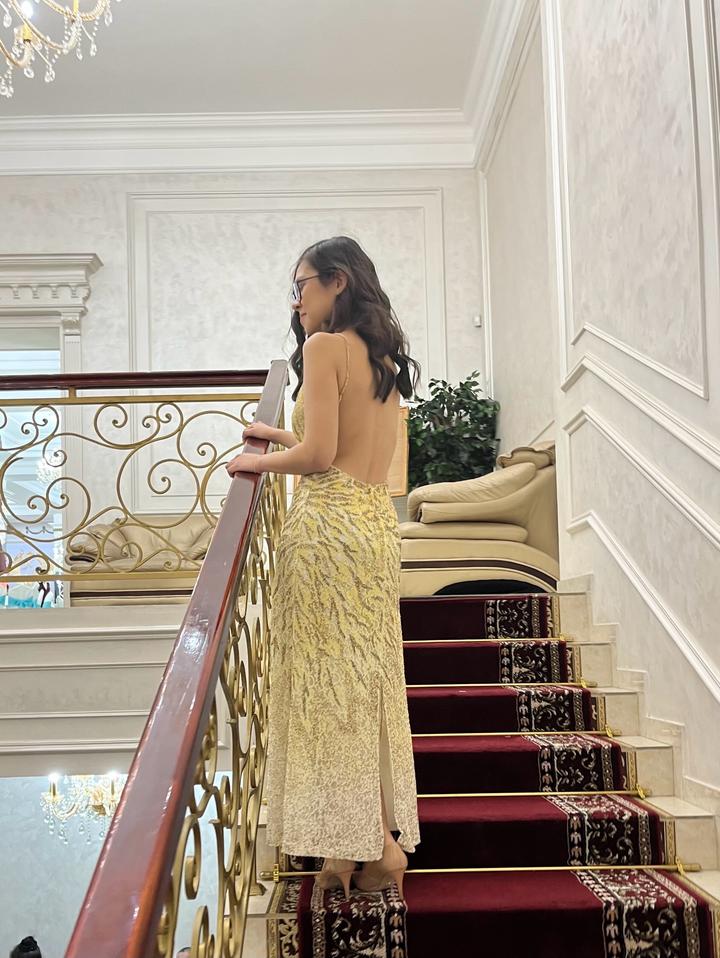 Желтое платье со стразами с открытой спиной