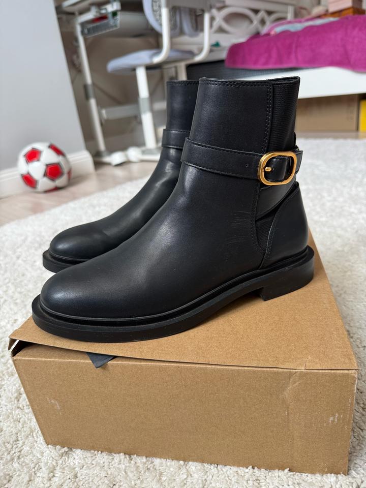 Черные осенние сапоги от Манго