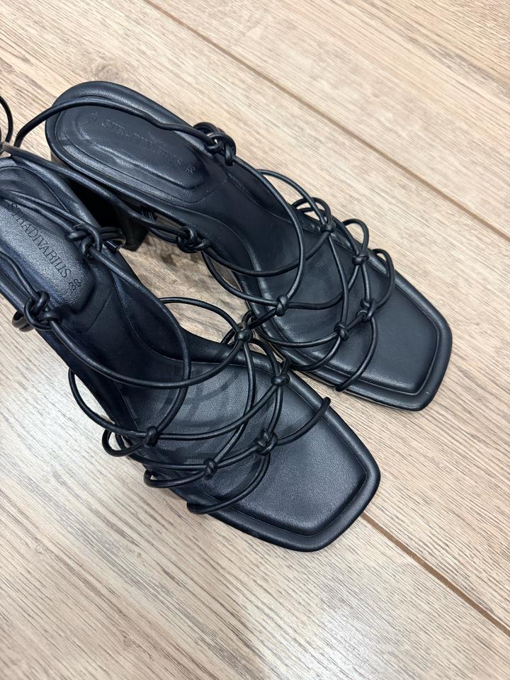 Сандалии Stradivarius