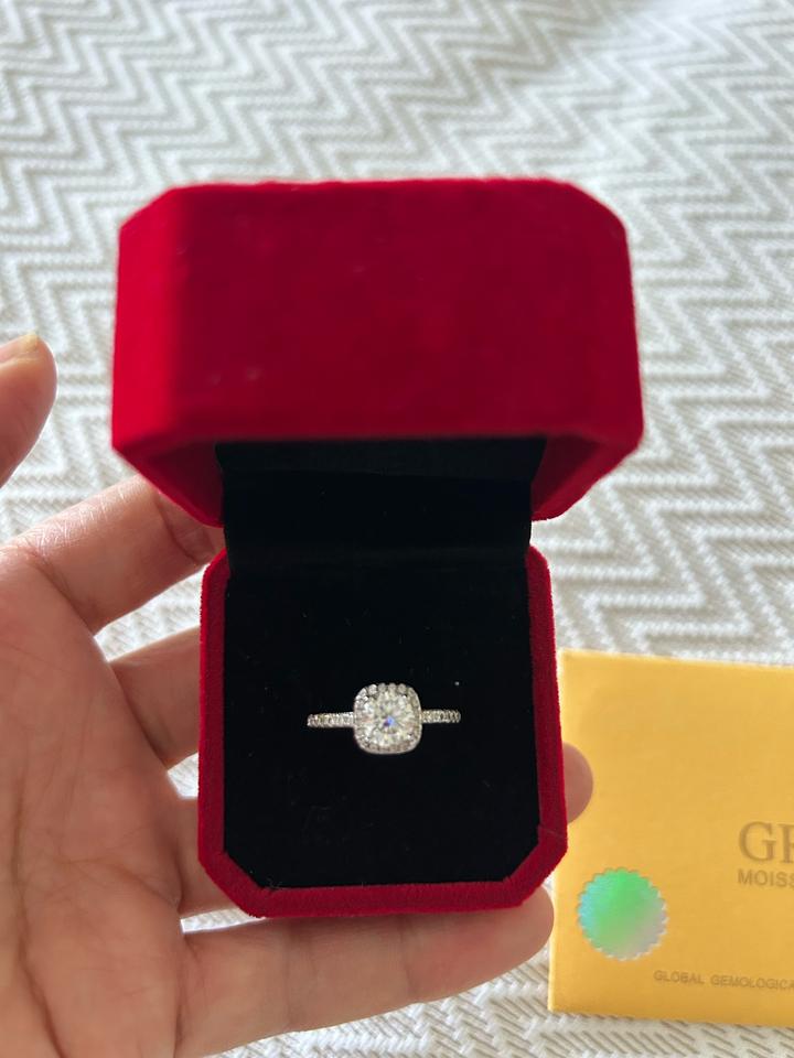 Серебряное кольца с муассонитом