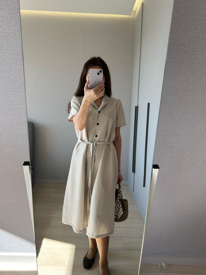 Бежевое платье с черной строчкой